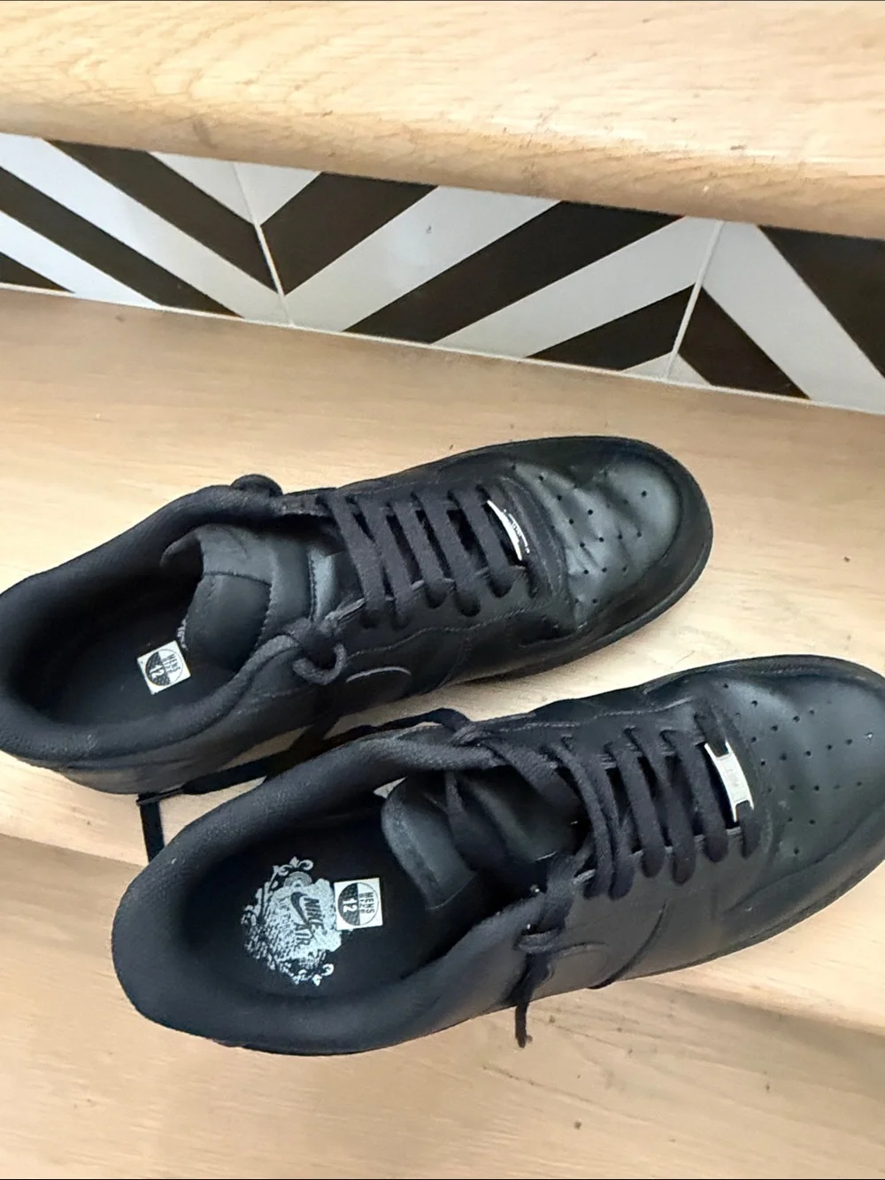 Nike Men's Black Low-Top Leather Sneakers